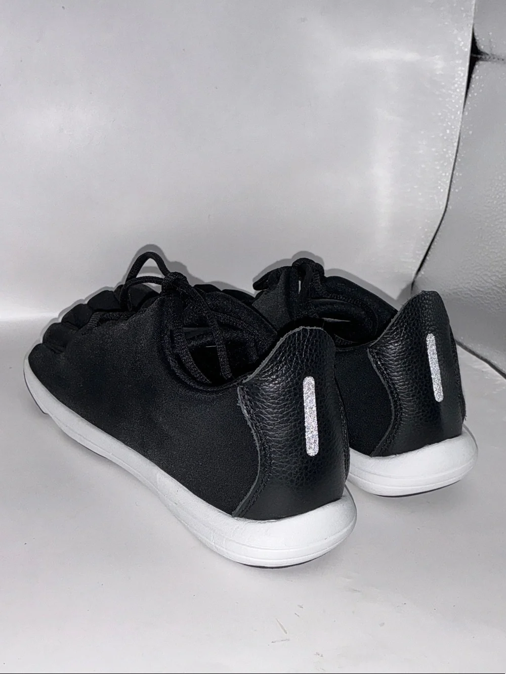 Peluva Strand Barefoot Trainer Black Five-Toe Athletic Shoes